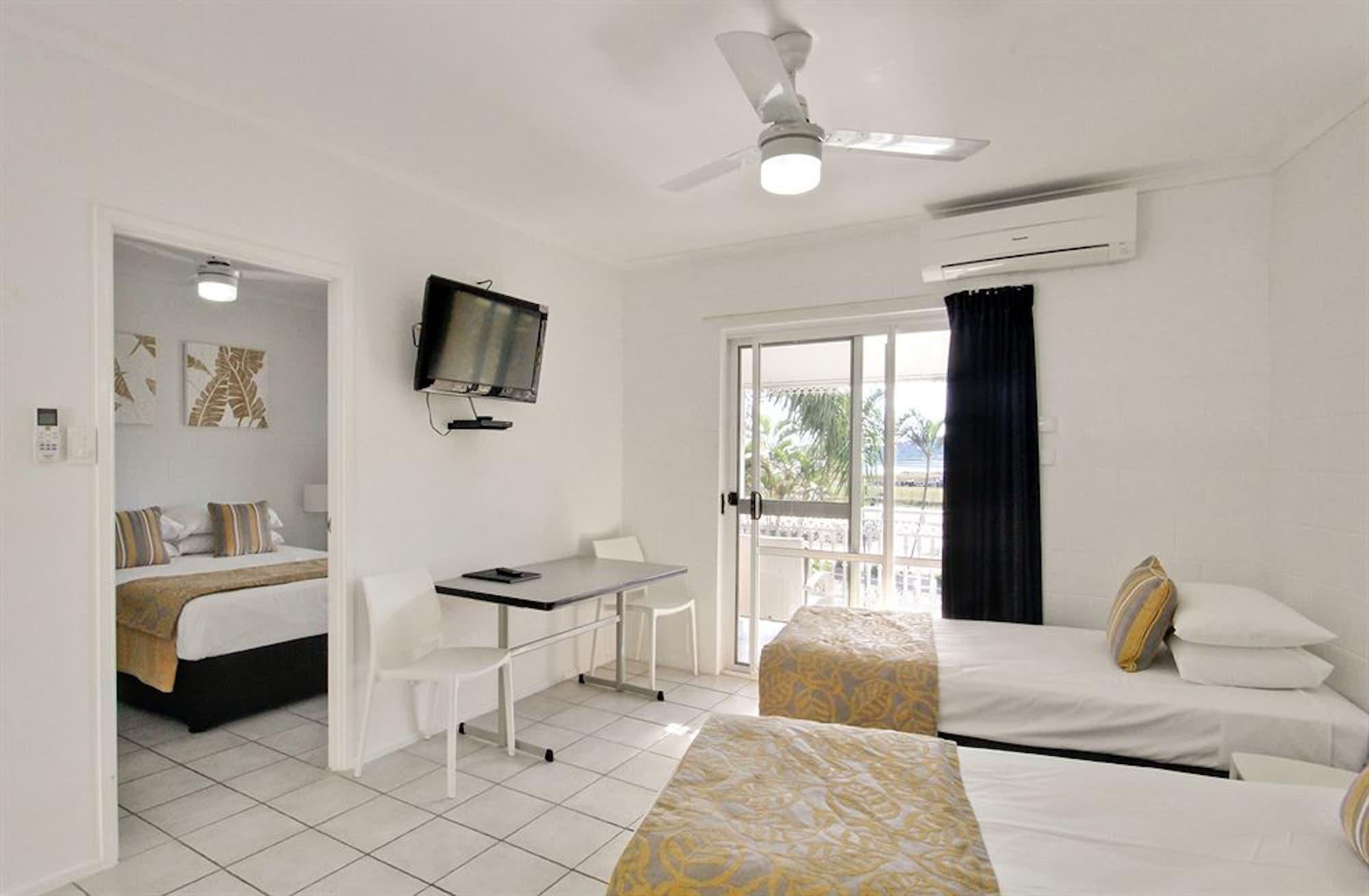 Colonial Palms Motor Inn Airlie Beach Bagian luar foto