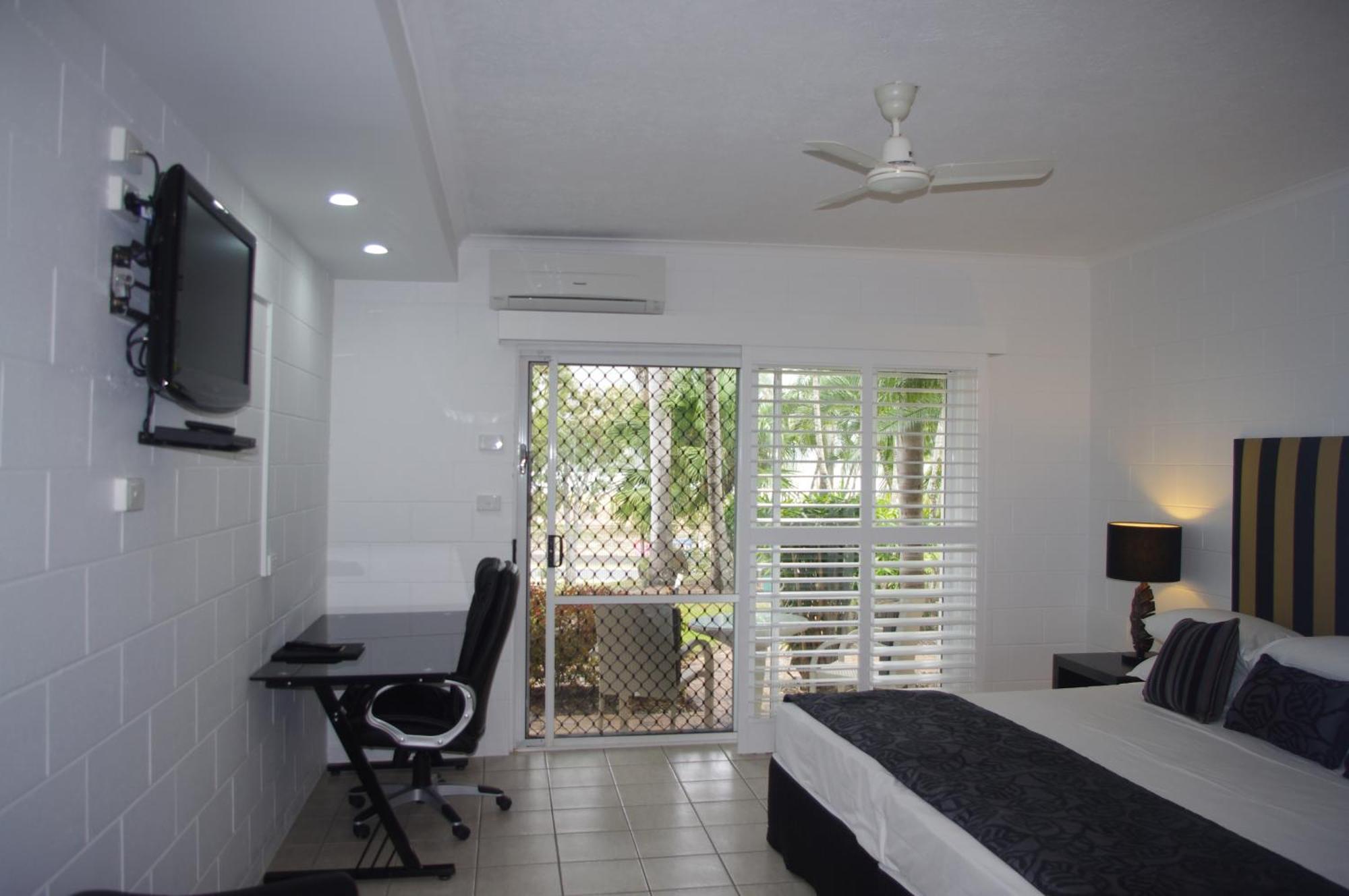 Colonial Palms Motor Inn Airlie Beach Bagian luar foto