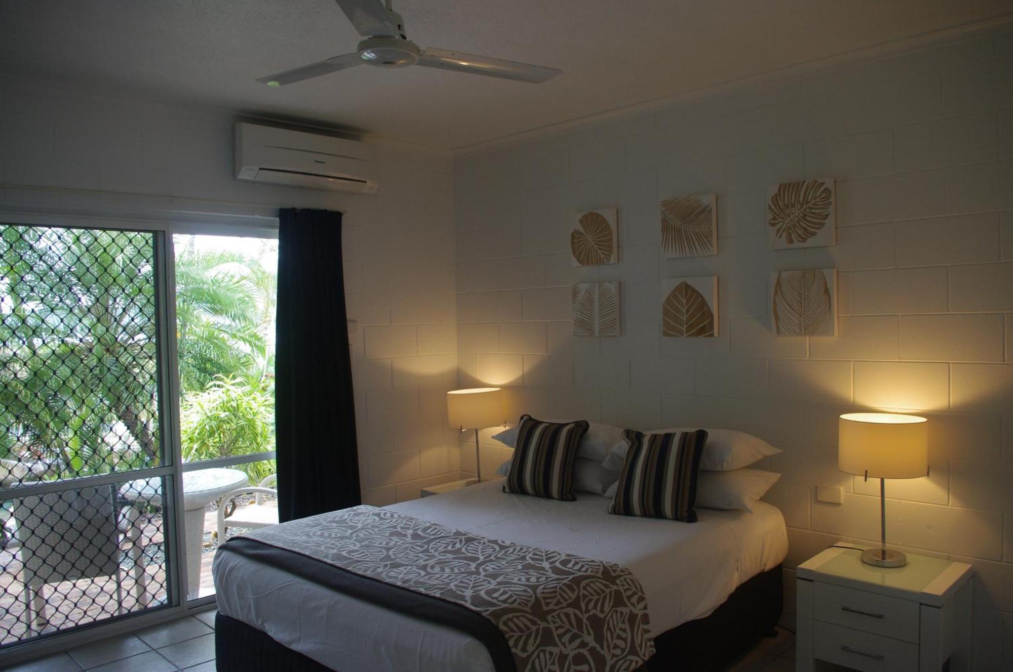 Colonial Palms Motor Inn Airlie Beach Bagian luar foto