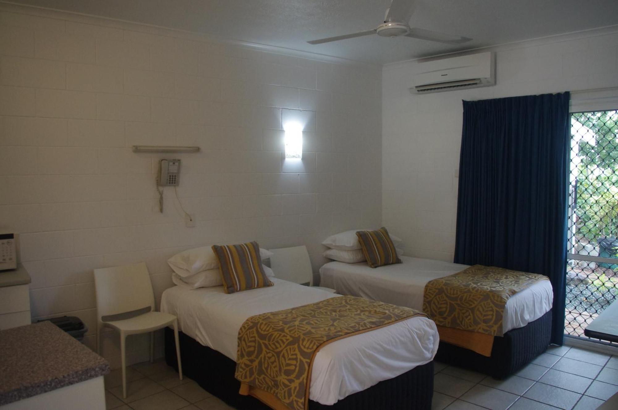 Colonial Palms Motor Inn Airlie Beach Bagian luar foto