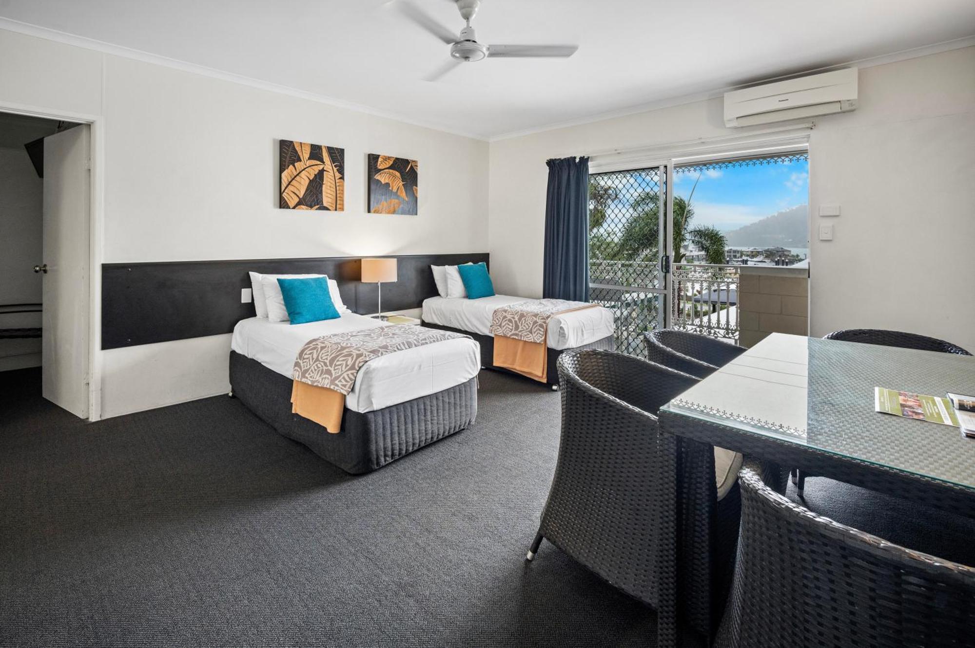 Colonial Palms Motor Inn Airlie Beach Bagian luar foto