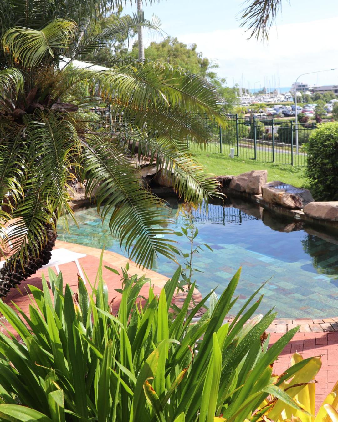 Colonial Palms Motor Inn Airlie Beach Bagian luar foto