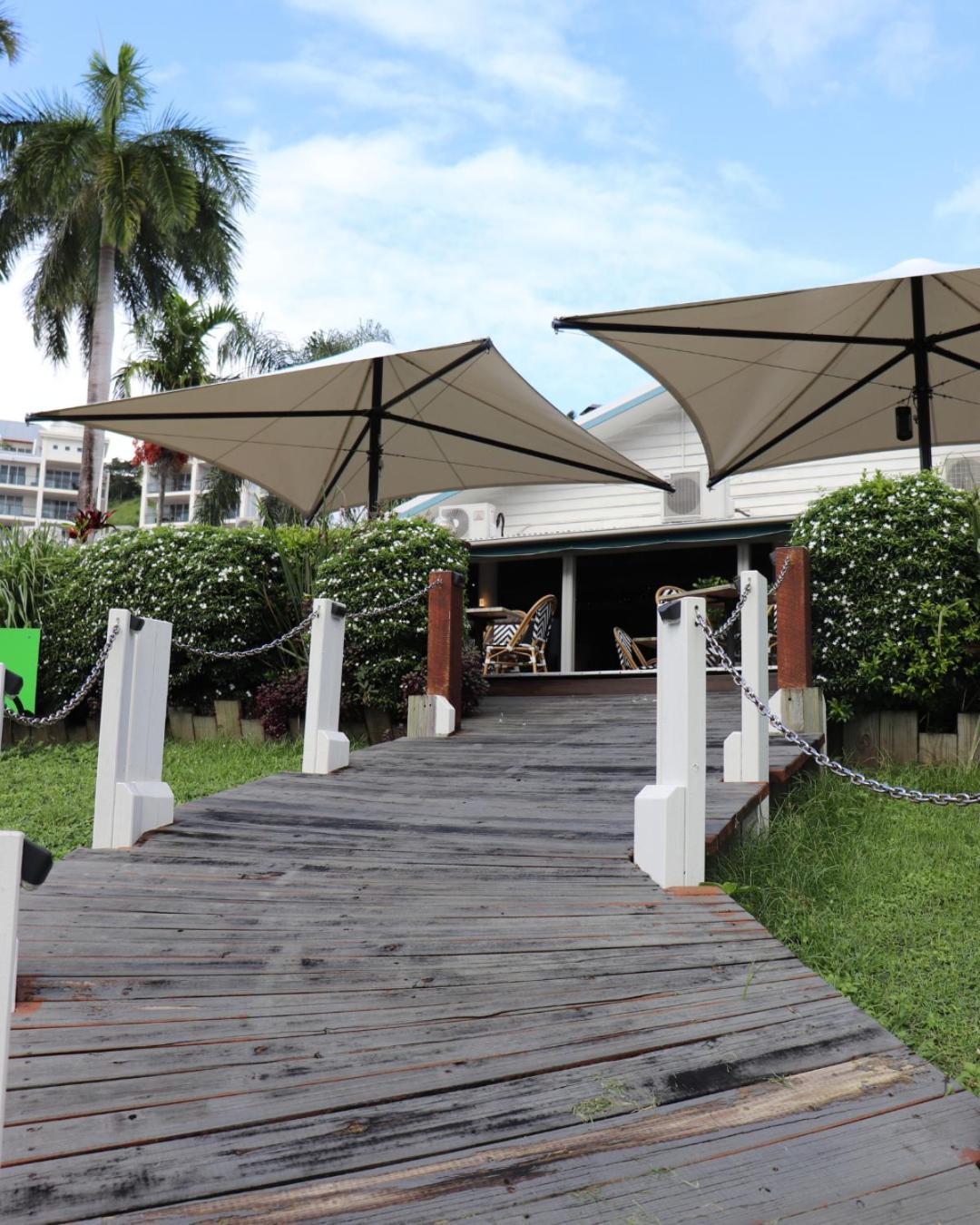 Colonial Palms Motor Inn Airlie Beach Bagian luar foto