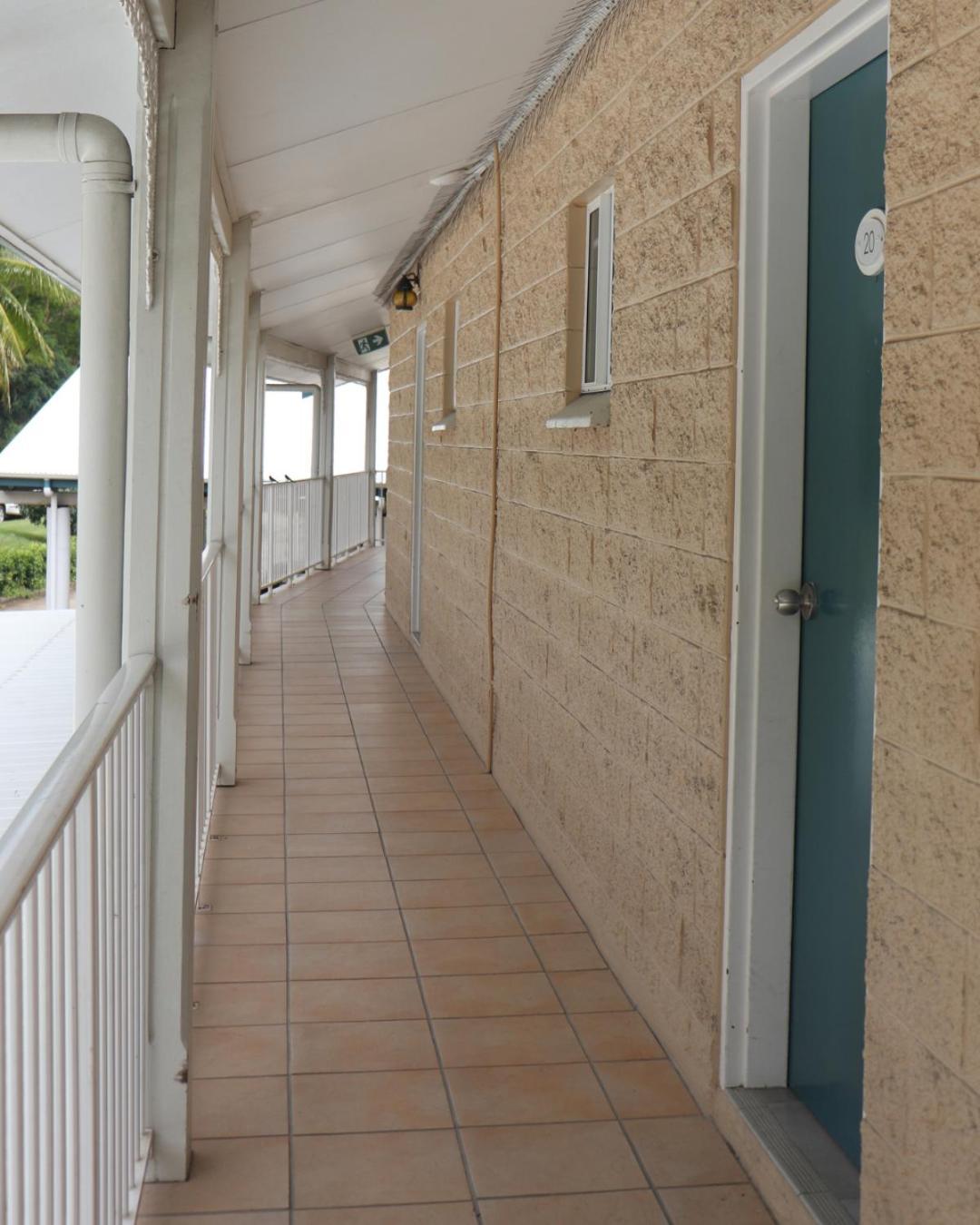Colonial Palms Motor Inn Airlie Beach Bagian luar foto