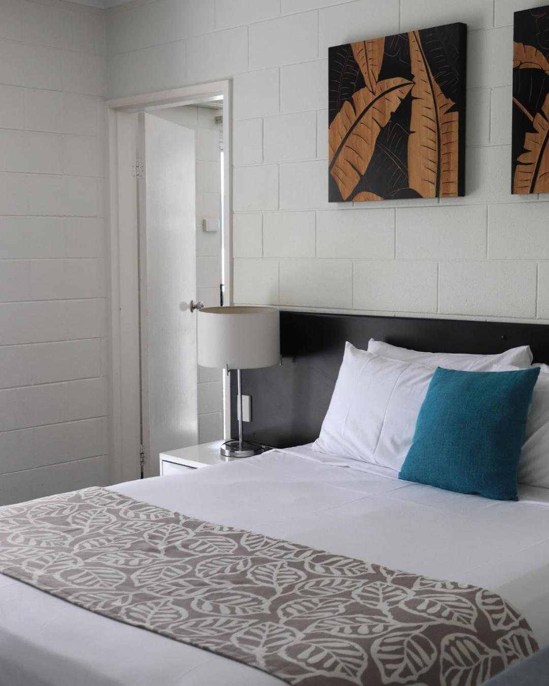 Colonial Palms Motor Inn Airlie Beach Bagian luar foto